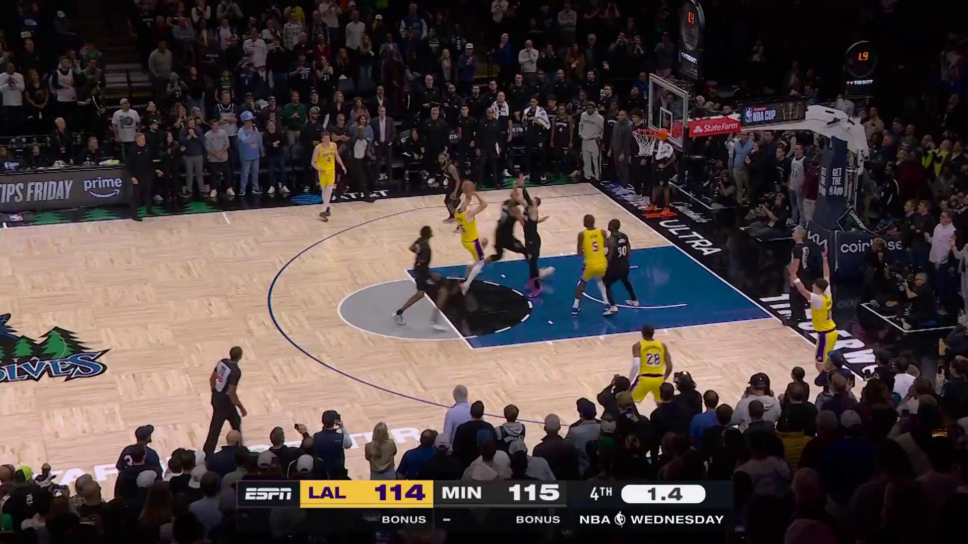 包含芝加哥公牛迎NBA总决赛关键赛，赛后绝杀压哨，引发热议，阵容厚度经受考验的词条-友博app下载