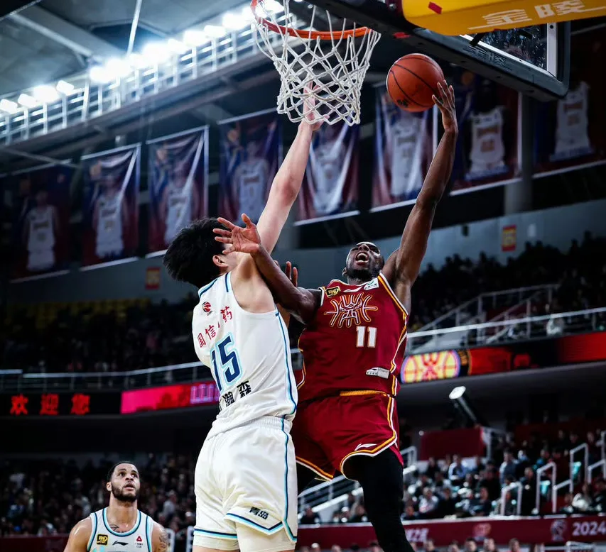 赛地聚焦——CBA季后赛清晨热度飙升；斯图加特远射贴柱；悬念犹存；临场指挥获称赞的简单介绍